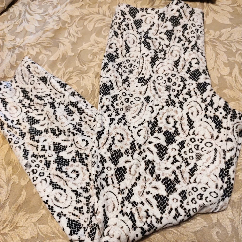 🎀 Superb Chico's Victorian Inspired Black & Ivory Lace Print Pants - S (.5) - Picture 3 of 16